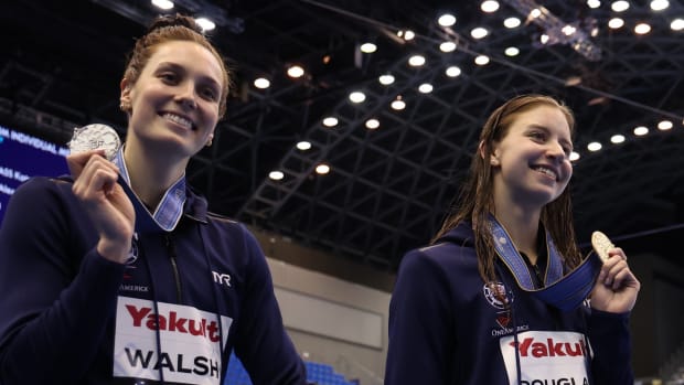 Alex Walsh and Kate Douglass pose with their medals after going 1-2 in the 200-meter individual medley at the 2023 World Aquatics Championships.